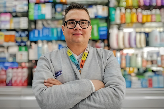 Daniel Mora en su droguería