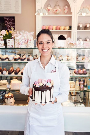 Empresaria en su repostería